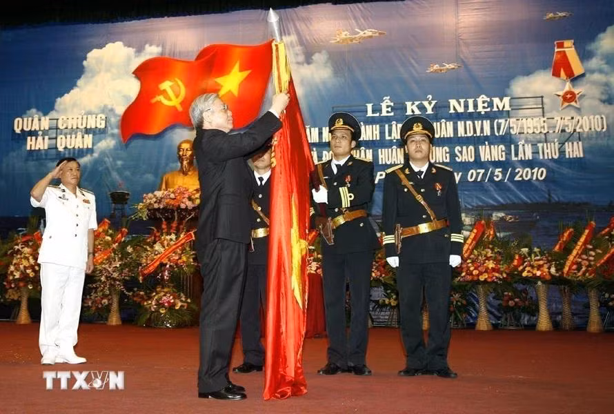 Chủ tịch Quốc hội Nguyễn Phú Trọng trao tặng Huân chương Sao Vàng (lần thứ hai) của Đảng, Nhà nước cho Quân chủng Hải quân, tại Lễ kỷ niệm 55 năm Ngày thành lập Hải quân nhân dân Việt Nam (7/5/1955-7/5/2010). (Ảnh: Trí Dũng/TTXVN)