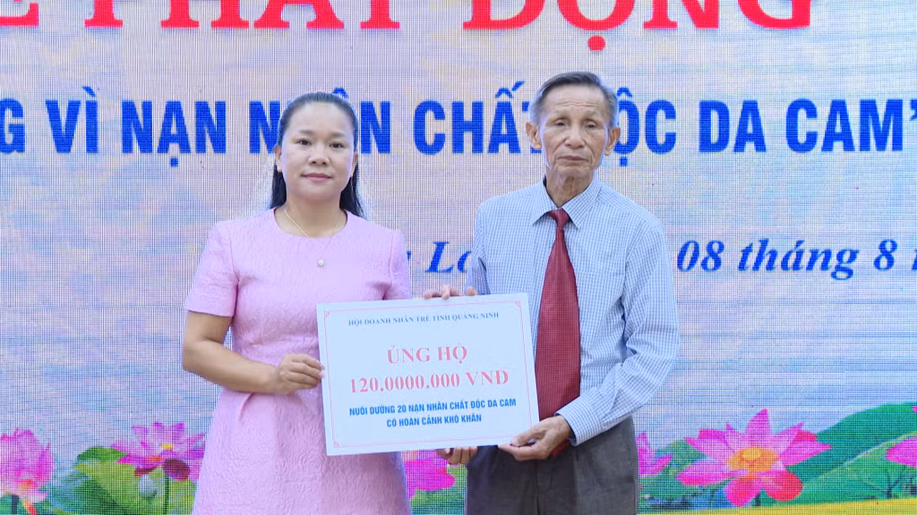 Đại diện Hội Doanh nhân trẻ tỉnh Quảng Ninh trao hỗ trợ 120 triệu đồng nuôi dưỡng 20 nạn nhân bị nhiễm chất độc da cam có hoàn cảnh khó khăn năm 2024.