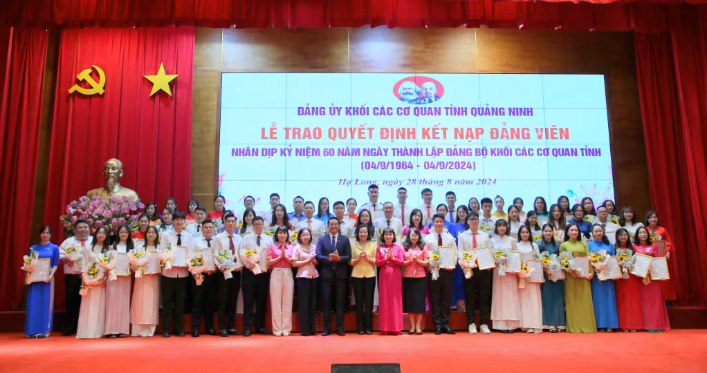 60 đảng viên ưu tú đại diện cho 131 quần chúng được kết nạp Đảng trong năm 2024 vinh dự được kết nạp vào Lớp đảng viên 60 năm Ngày thành lập Đảng bộ Khối các cơ quan tỉnh.