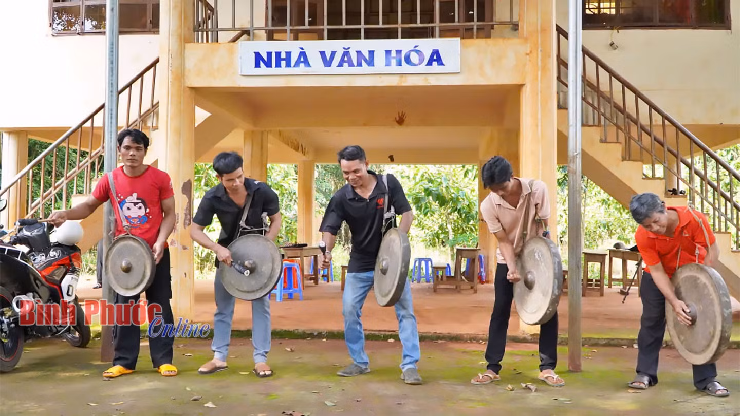 Các bạn trẻ ở ấp Thuận Tiến học đánh cồng chiêng để giữ gìn, phát huy di sản văn hóa dân tộc