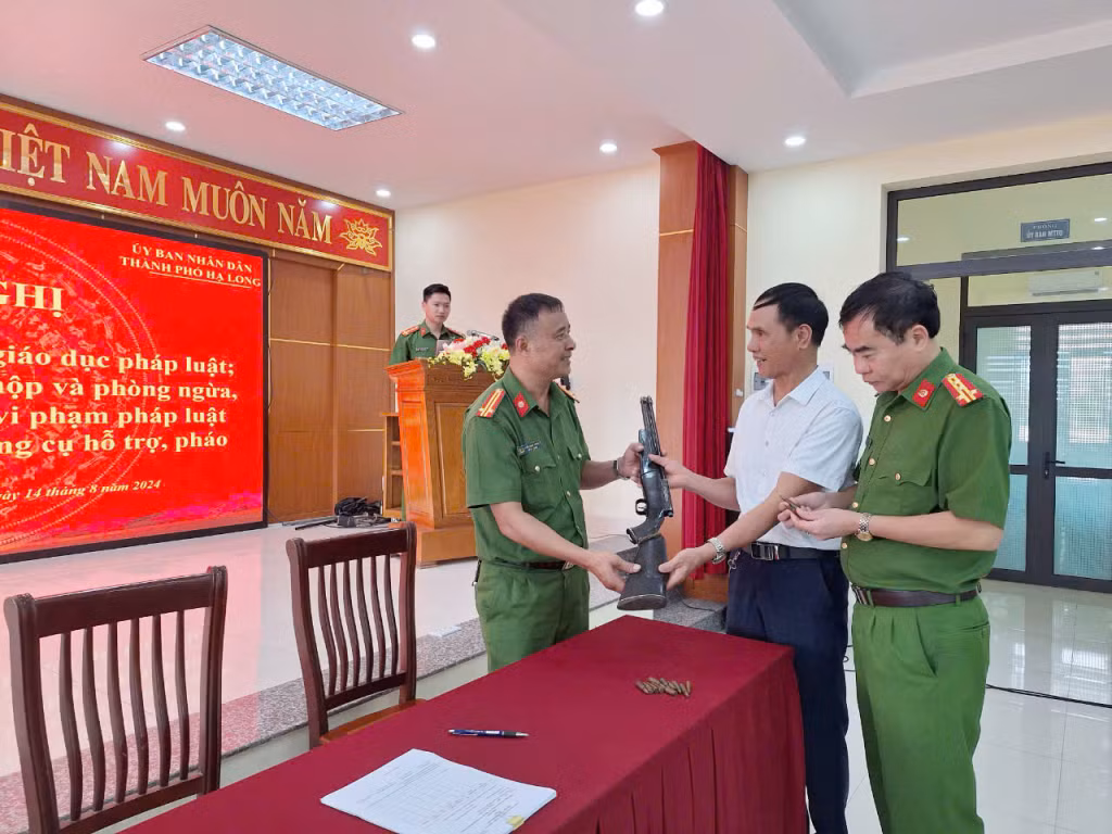 Nhờ thực hiện tốt công tác tuyên truyền, vận động, nhân dân đã tự giác giao nộp vũ khí.