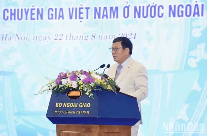 Ông Hoàng Đình Thắng, Ủy viên Đoàn Chủ tịch Ủy ban Trung ương Mặt trận Tổ quốc Việt Nam, Chủ tịch Liên hiệp Hội người Việt Nam tại châu Âu phát biểu ý kiến tại Hội nghị. (Ảnh: Trần Hải)