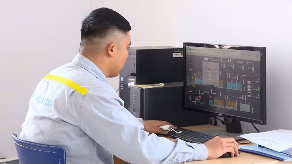 Nhân viên kỹ thuật Trạm xử lý nước thải KCN Đông Mai vận hành hệ thống quan trắc và xử lý nước thải tự động tại trung tâm điều khiển. Ảnh: Lê Nam