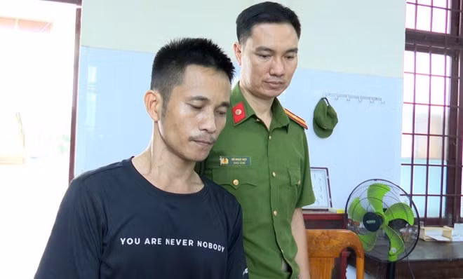 Đối tượng Trần Thanh Biền (áo đen) bị Công an tỉnh Quảng Trị bắt giữ. Ảnh: Công an Quảng Trị