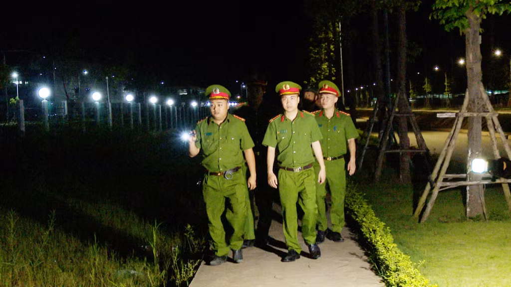 Công an TX Quảng Yên tuần tra đêm tại những tuyến đường ven các khu công nghiệp trên địa bàn.