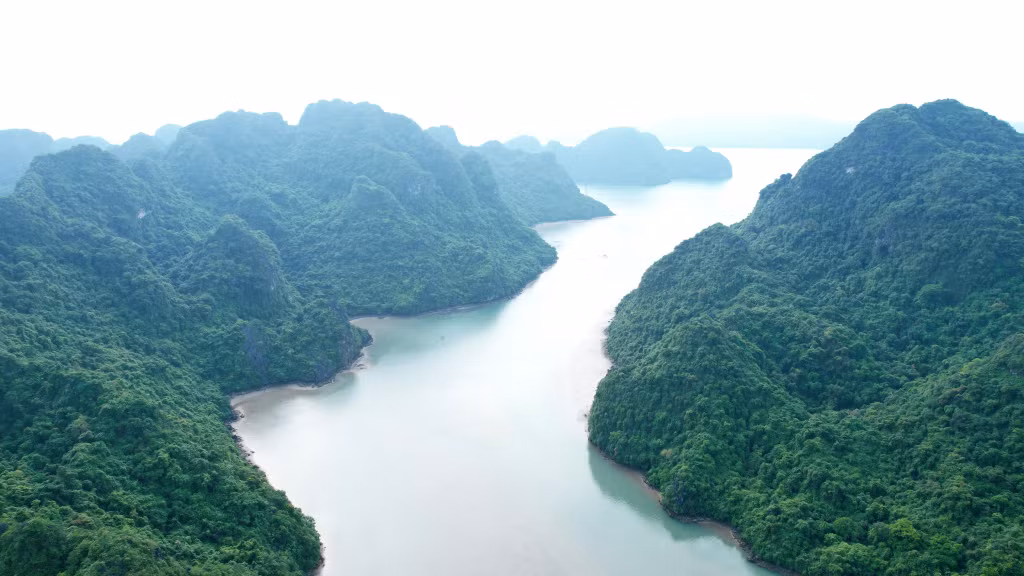 Áng Cái Đé với 2 bên là núi đá, rừng cây xanh tươi tựa như bức tường thành hùng vĩ, đẹp mắt.