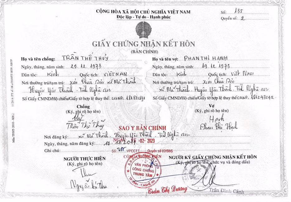 Giấy chứng nhận đăng ký kết hôn giữa anh Thủy và chị Hạnh. Ảnh: Quang Đại