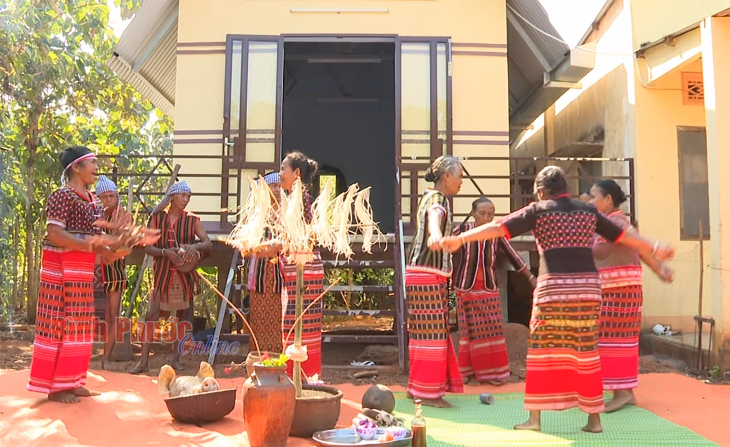 Múa Mừng lúa mới tại nhà bà Thị Chanh, xã An Khương, huyện Hớn Quản - Ảnh: Điểu Lành