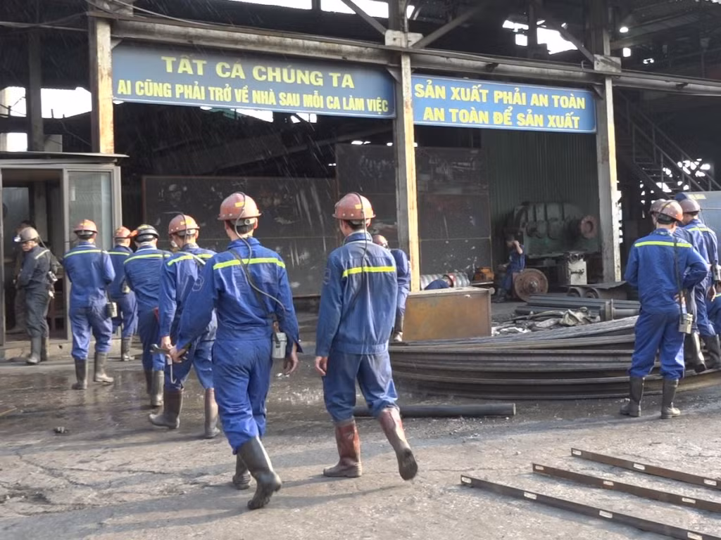 Công ty Than Thống Nhất tuyên truyền khẩu hiệu an toàn lao động tại nhiều vị trí làm việc.