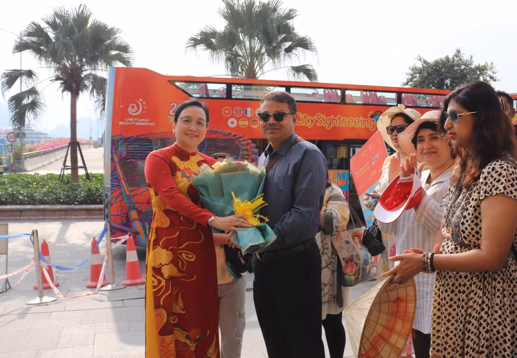 Lãnh đạo Sở Du lịch tặng hoa chào mừng đoàn Famtrip Ấn Độ đến Hạ Long. 