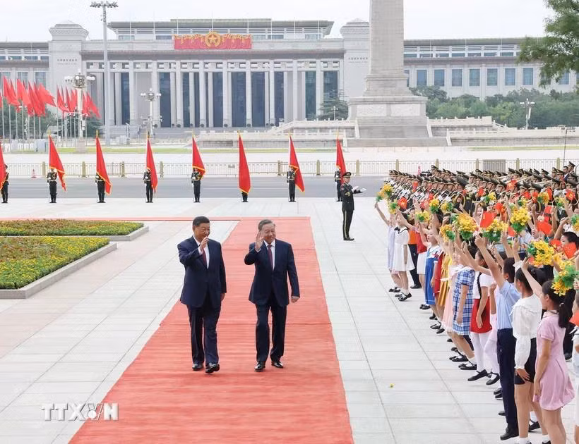 Tổng Bí thư, Chủ tịch nước Tô Lâm và Tổng Bí thư, Chủ tịch nước Trung Quốc Tập Cận Bình vẫy tay chào các cháu thiếu nhi. (Ảnh: Trí Dũng/TTXVN)
