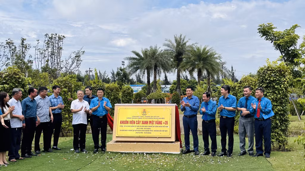 Lãnh đạo Công ty CP Than Núi Béo gắn biển công trình Khuôn viên cây xanh mặt bằng sản xuất +35.