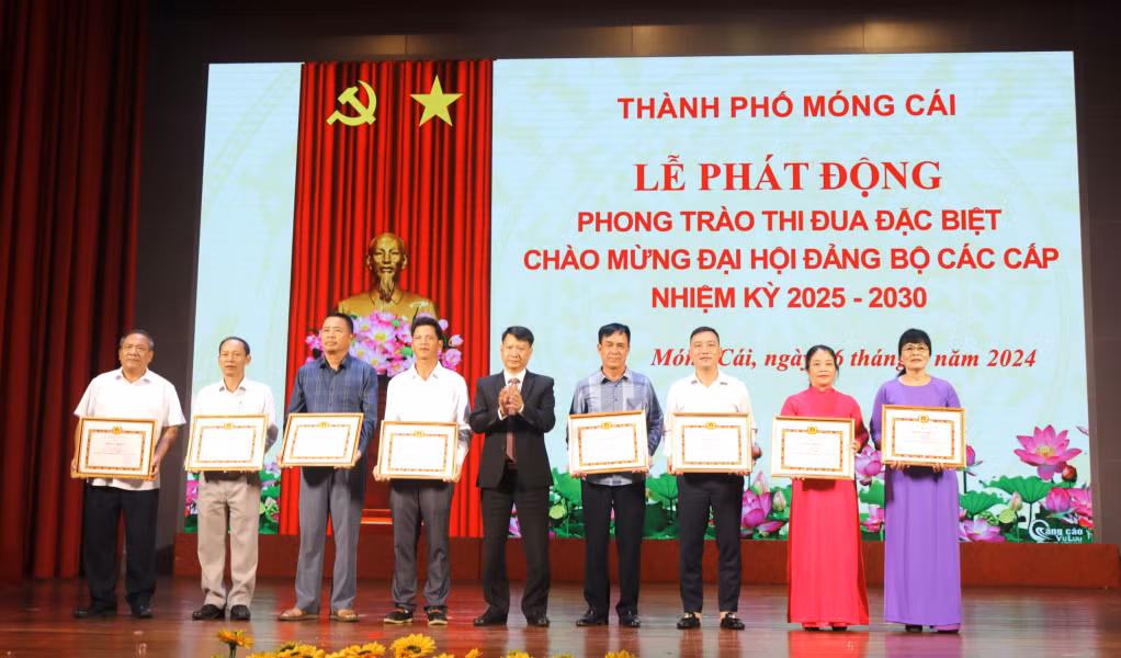 Khen thưởng các đảng viên đạt tiêu chuẩn hoàn thành xuất sắc nhiệm vụ tiêu biểu 05 năm liền (2019-2023), các đồng chí Bí thư chi bộ đồng thời là trưởng thôn, khu phố hoàn thành xuất sắc nhiệm vụ năm 2023.