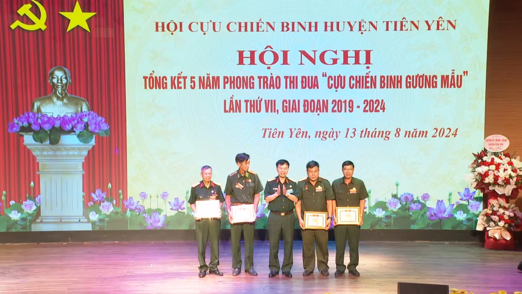 Lãnh đạo Hội CCB tỉnh biểu dương các hội viên CCB làm kinh tế giỏi tiêu biểu của huyện Tiên Yên giai đoạn 2019 - 2024.