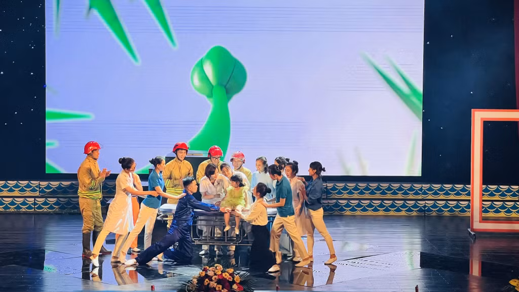 ... với tiết mục công diễn xuất sắc.