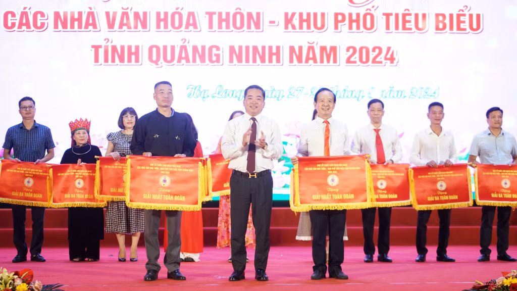 Lãnh đạo Sở Văn hóa- Thể thao trao giải toàn đoàn cho các đơn vị.