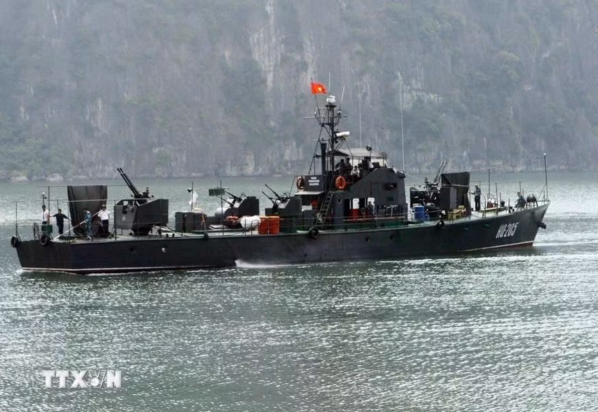 Các đơn vị tàu chiến của Lữ đoàn 170 (đơn vị chủ lực tham gia đánh thắng trận đầu của Hải quân nhân dân Việt Nam) lên đường làm nhiệm vụ bảo vệ biển đảo (7/2014). (Ảnh: Trọng Đức/TTXVN.)