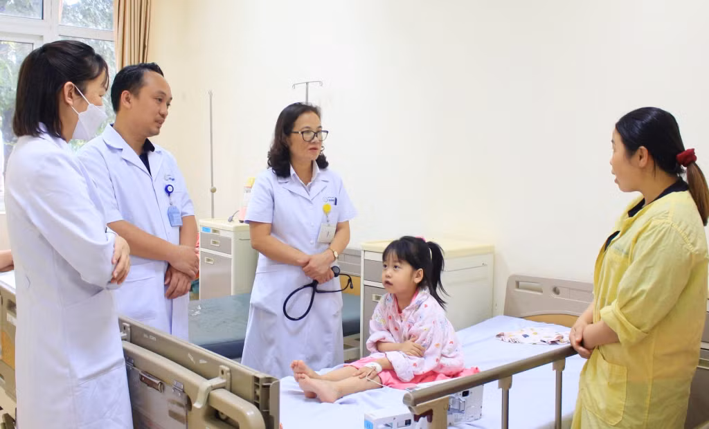 Các bác sĩ Bệnh viện Sản Nhi Quảng Ninh khám bệnh và trao đổi tình hình sức khỏe gia đình bệnh nhi.
