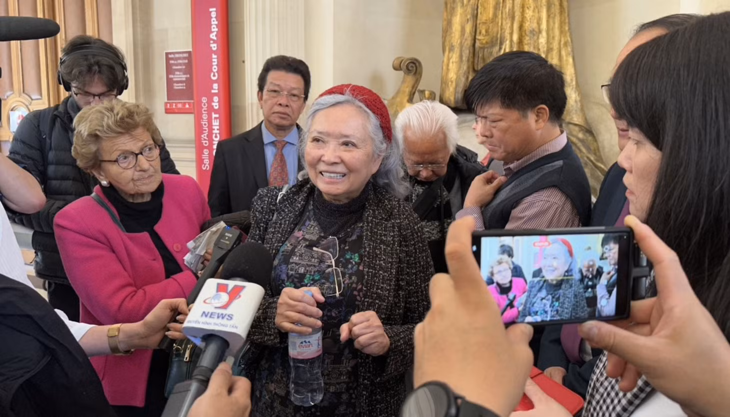 Bà Trần Tố Nga trả lời phỏng vấn báo chí sau phiên tòa phúc thẩm Paris ngày 7/5/2024.
