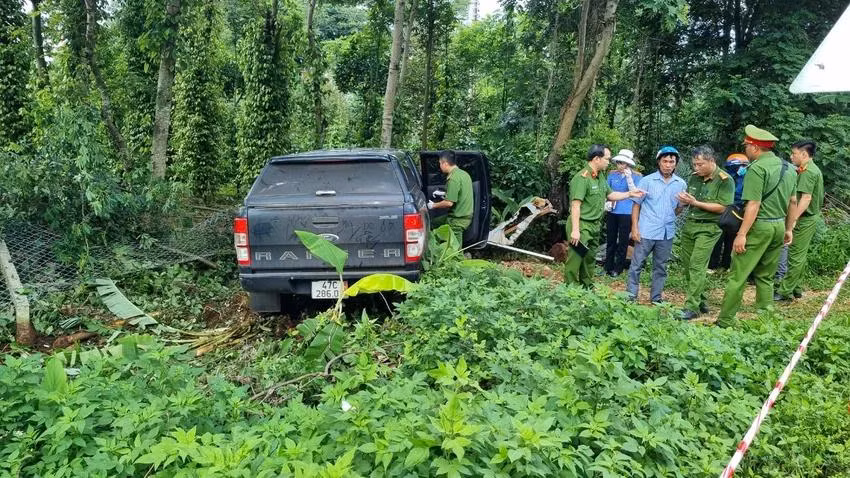 Công an điều tra nguyên nhân vụ tai nạn khiến ba người tử vong. Ảnh: TIẾN THOẠI