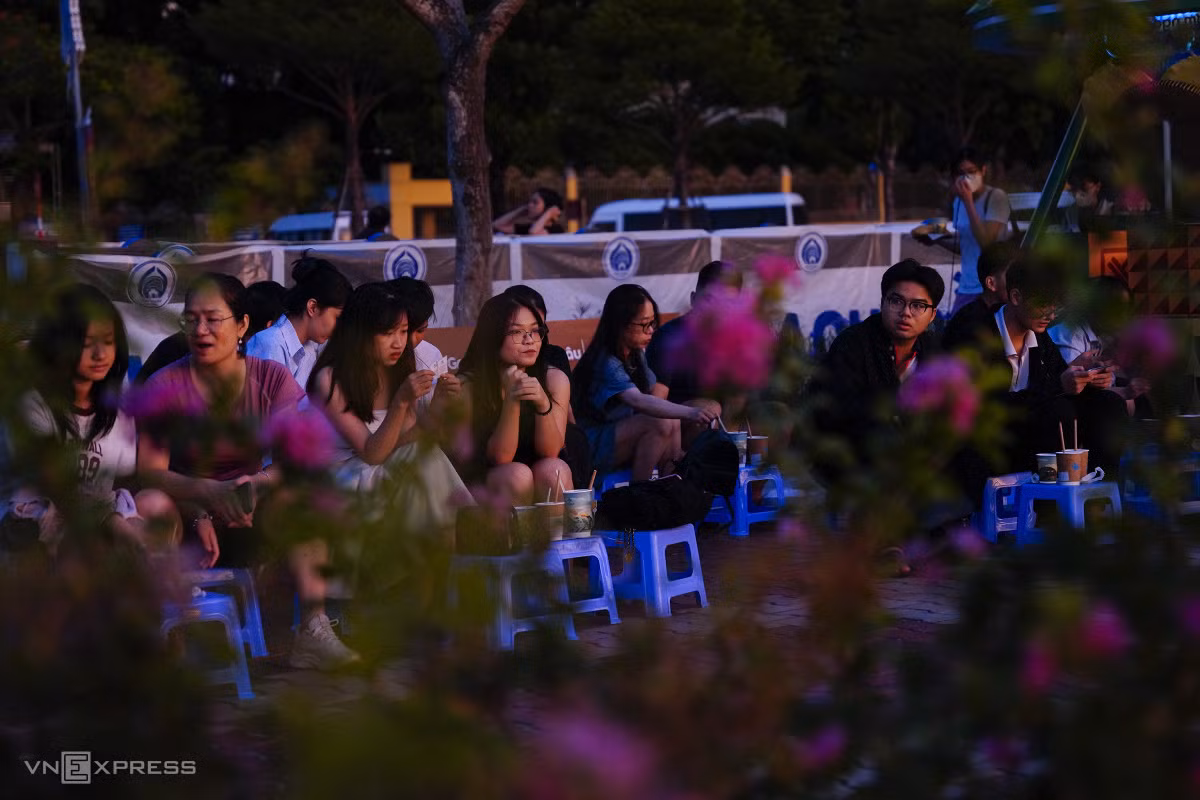 Quán cà phê nằm ngay gần đầu cầu sông Hàn mở từ 4h đến khoảng 6h. Khi rạng đông, các dãy bàn ghế trên phố đi bộ đã kín khách. Mọi người chủ yếu đi theo nhóm bạn, vừa nhâm nhi cà phê, nước uống, đồ ăn nhanh vừa trò truyện chào đón một ngày mới.