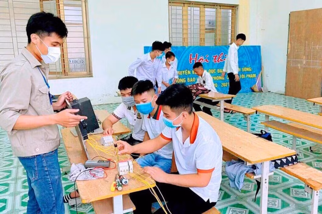 Dạy nghề cho học sinh tại Trung tâm GDNN&GDTX Đông Triều.