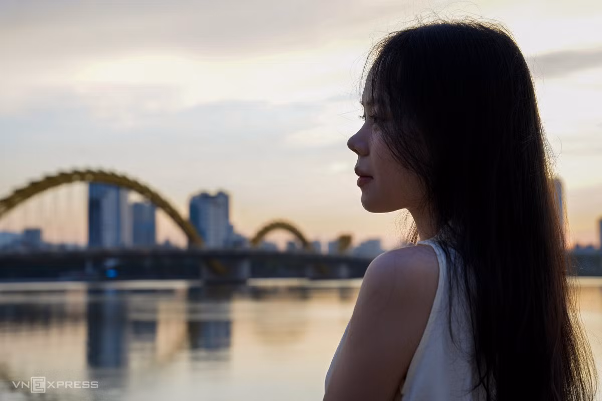 Phương Ly, sinh viên năm 2 Trường Đại học Sư phạm - Đại học Đà Nẵng, tạo dáng, ghi lại khoảnh khắc đón bình minh bên sông Hàn.