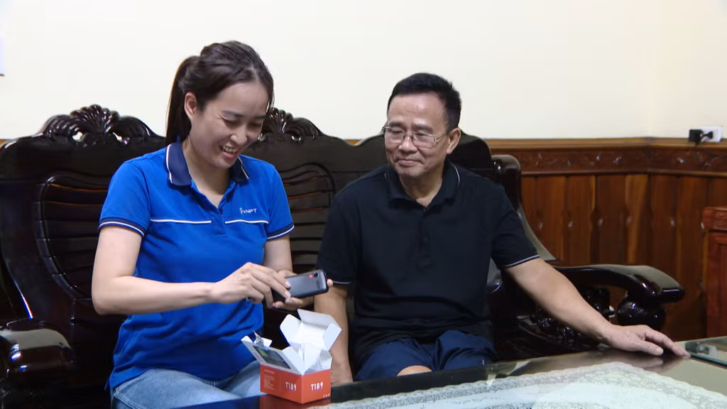 Nhân viên nhà mạng VNPT Quảng Ninh đến nhà hỗ trợ người dân chuyển đổi máy 2G lên 4G.