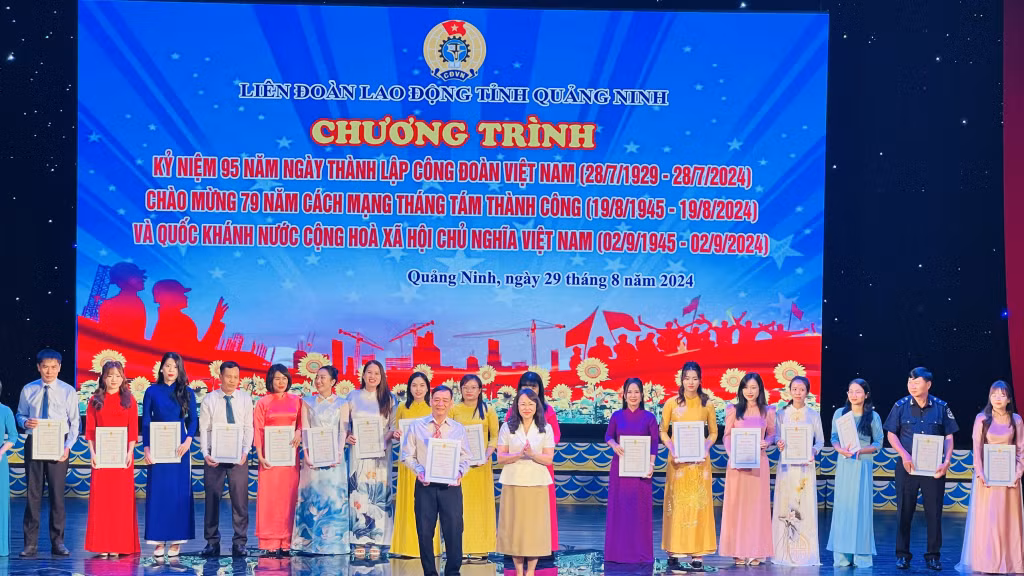 Các tác giả đạt giải tại Cuộc thi ảnh Nét đẹp Công đoàn và Người lao động.