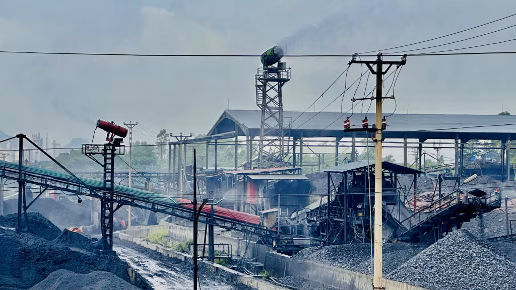 Các máy phun sương cao áp làm nhiệm vụ dập bụi tại nhà sàng 56, Công ty Than Mạo Khê - TKV.