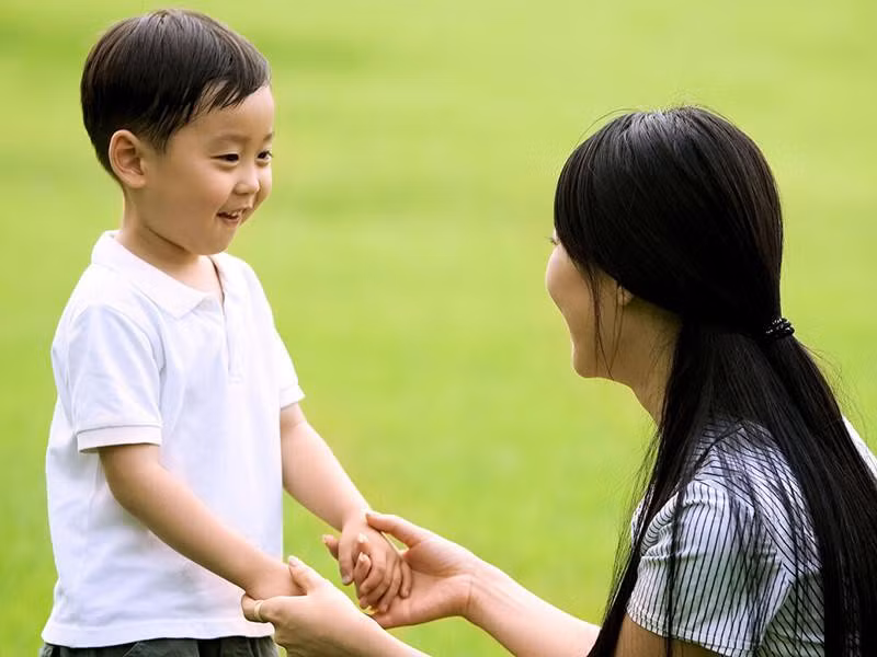 Trước khi ra khỏi cửa, trẻ phải xin phép ông bà hoặc cha mẹ. Ảnh minh họa.