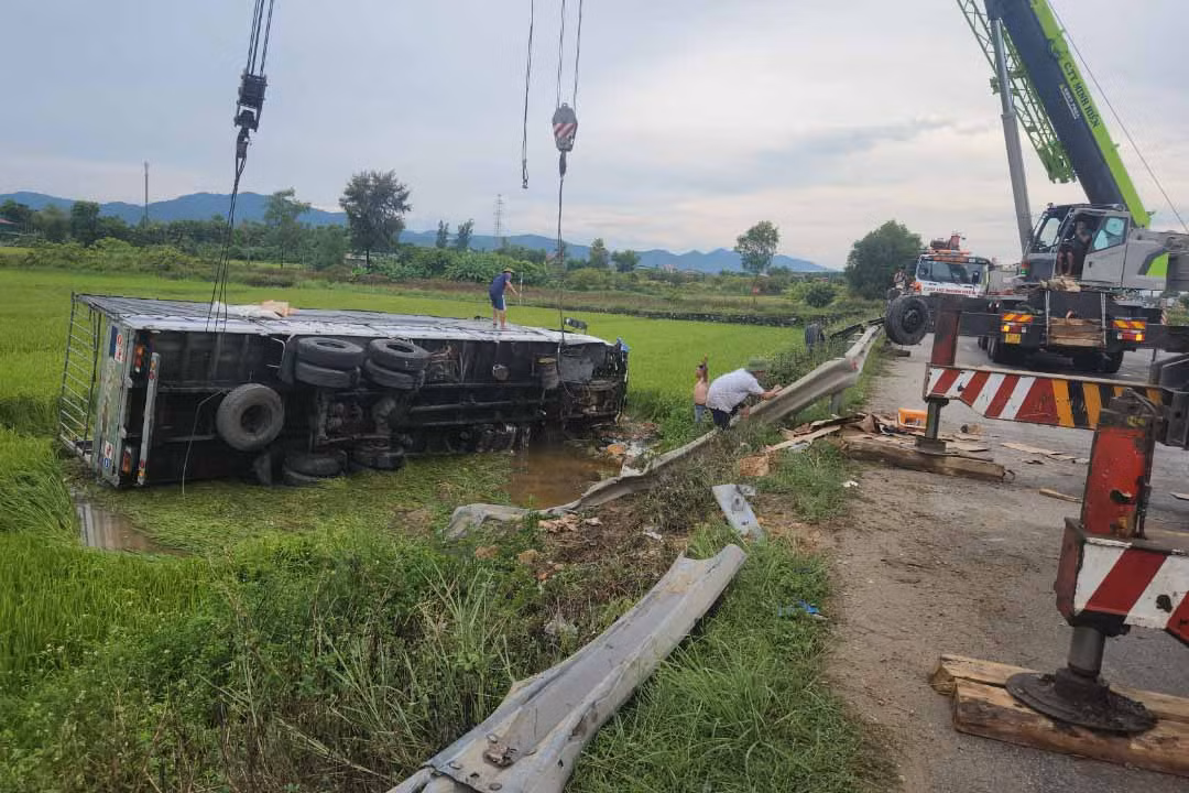 Chiếc xe lao xuống ruộng làm hư hỏng hộ lan bên đường. Ảnh: Đức Tuấn