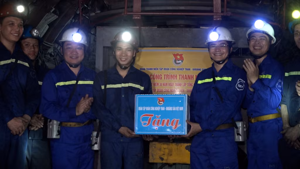BCH Đoàn TKV tặng quà cho ĐVTN Công ty Than Khe Chàm - TKV.
