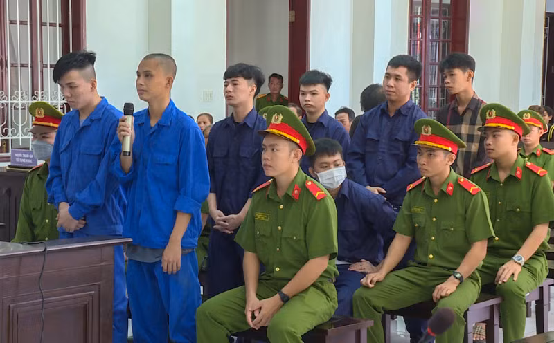 Linh, An và các bị cáo tại tòa.
