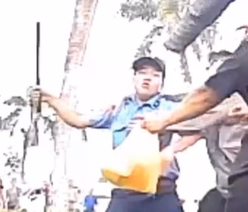Bảo vệ Bệnh viện Đa khoa Trung ương Cần Thơ xô xát, dùng dùi cui đánh người nhà bệnh nhân. (Ảnh cắt từ clip)
