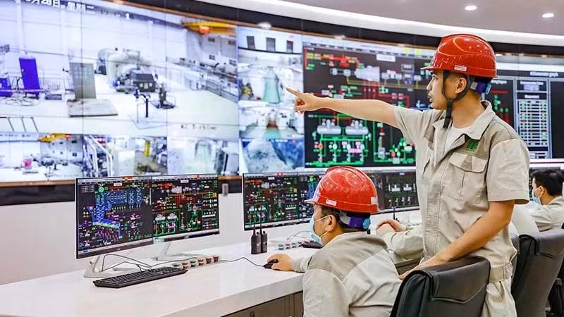 Công nhân Nhà máy điện rác Sóc Sơn (nằm trong Khu liên hợp xử lý chất thải Nam Sơn, huyện Sóc Sơn, thành phố Hà Nội) vận hành quy trình xử lý rác để phát điện. (Ảnh: TRUNG NGUYÊN)