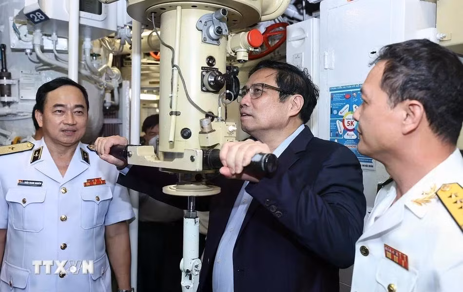 Thủ tướng Phạm Minh Chính thăm Lữ đoàn Tàu ngầm 189, Quân Chủng Hải quân (Khánh Hòa, 12/3/2022). (Ảnh: Dương Giang/TTXVN)