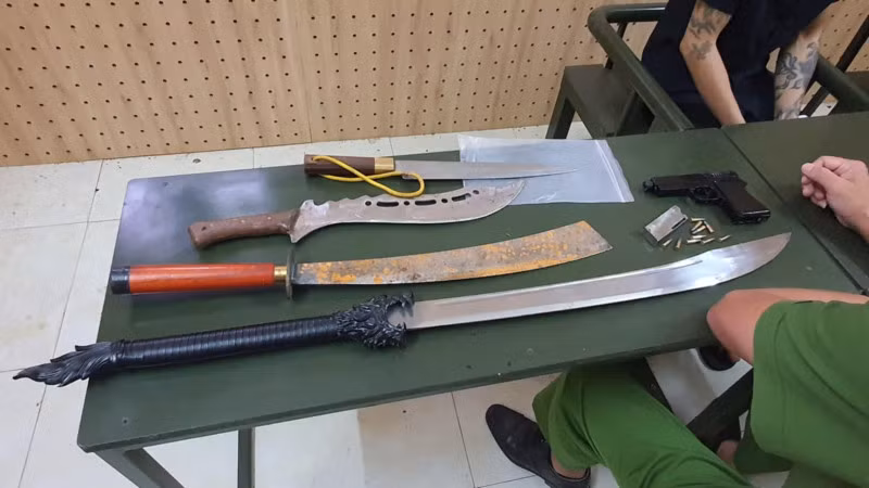 Số dao, kiếm chúng mang theo để giải quyết mâu thuẫn.