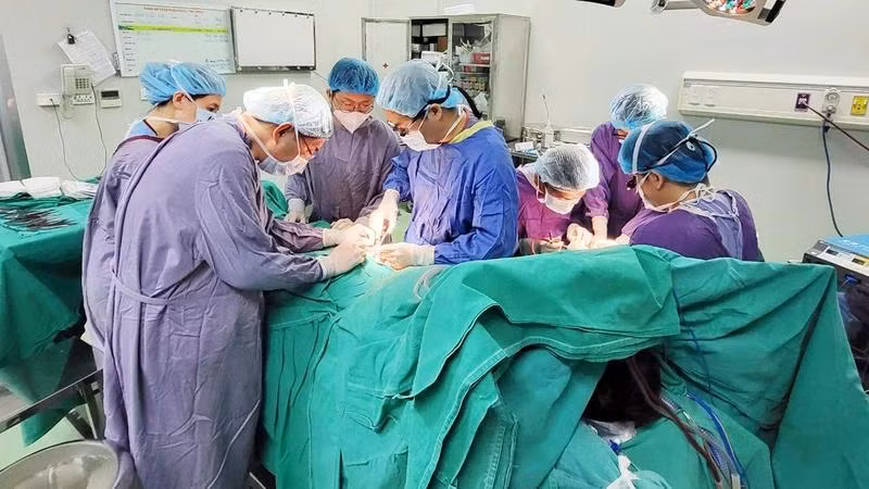 Các chuyên gia Khoa Phẫu thuật Hàm mặt-Tạo hình-Thẩm mỹ (Bệnh viện Hữu nghị Việt Ðức) thực hiện một ca mổ kỹ thuật cao. (Ảnh THÁI NGỌC)
