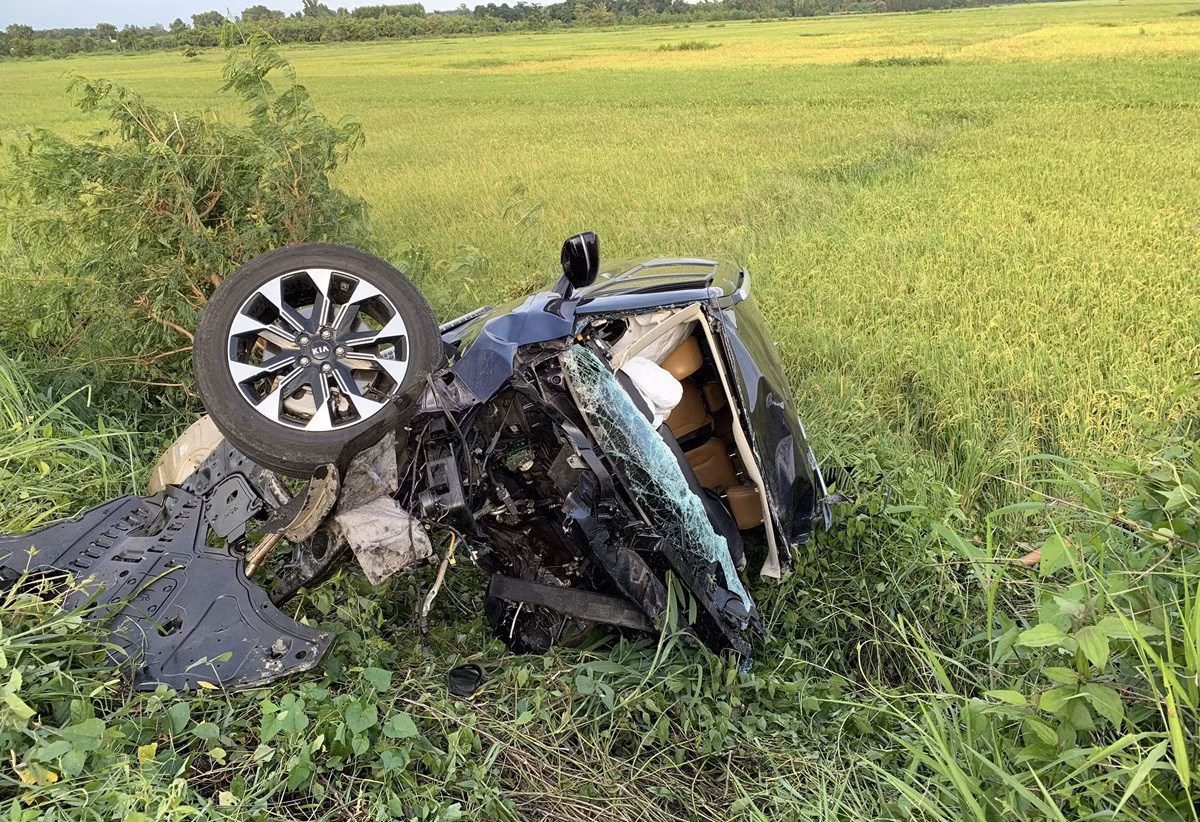Xe ô tô 7 chỗ biến dạng, văng xuống ruộng sau cú va chạm. Ảnh: Q.H