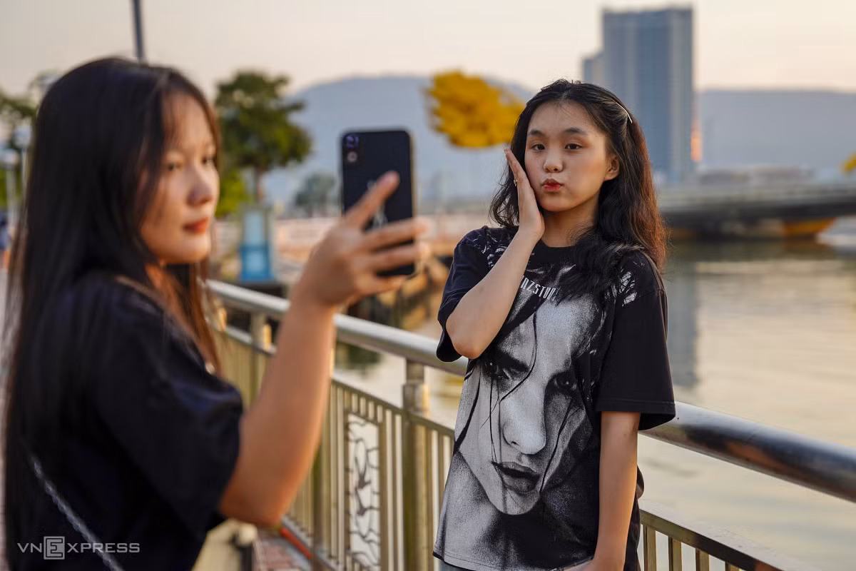 Đoàn Thị Cẩm Ly, 17 tuổi, học sinh Trường THPT Ngô Quyền, Đà Nẵng, cũng thích thú khi tạo dáng để bạn chụp ảnh kỷ niệm.
