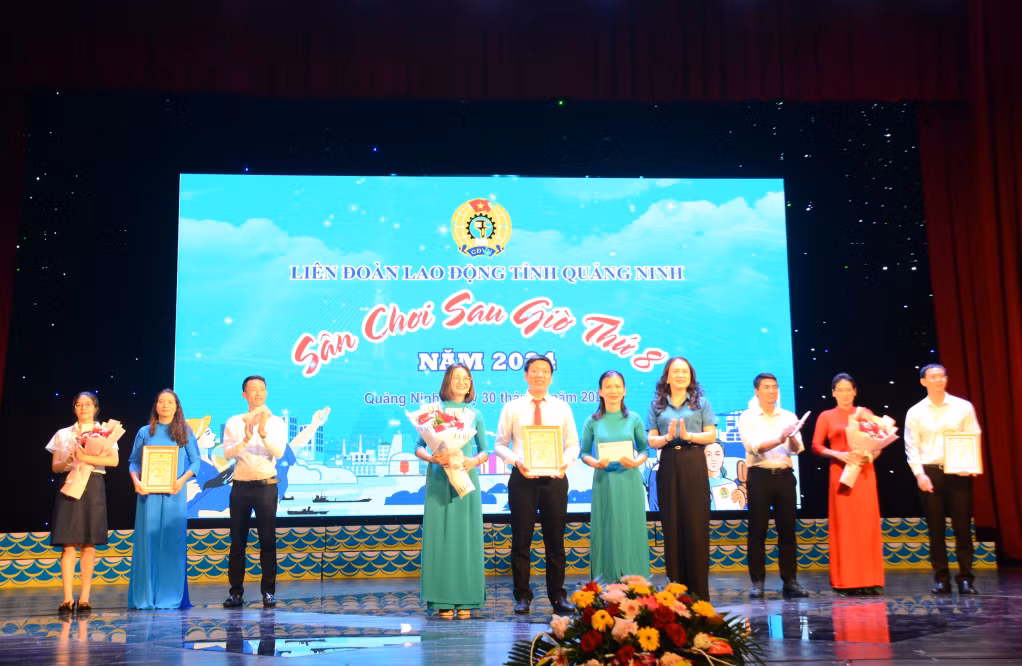 Ban tổ chức trao Giải Nhất cho đội thi Công đoàn Trường THCS Trới.