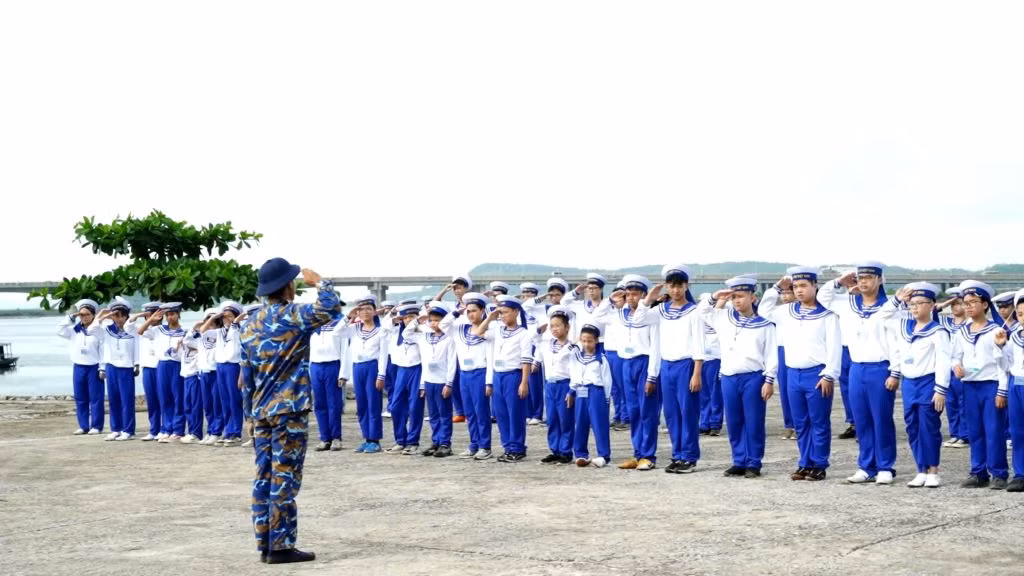 Trung ương Đoàn phối hợp với Thành Đoàn Hạ Long tổ chức khóa Học kỳ quân đội đầu tiên tại Lữ đoàn Hải quân 147 (TX Quảng Yên), thu hút gần 100 thiếu nhi tham gia.