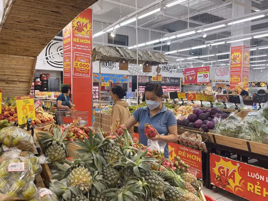 Người dân mua hàng hóa tại Siêu thị GO! Hạ Long.
