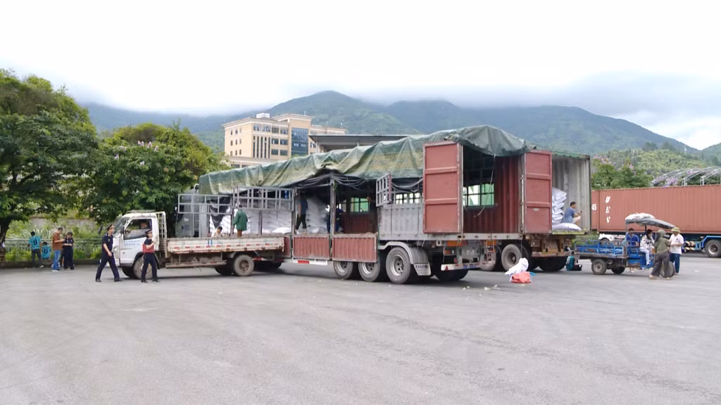 Hoạt động XNK tại Cửa khẩu Bắc Phong Sinh.