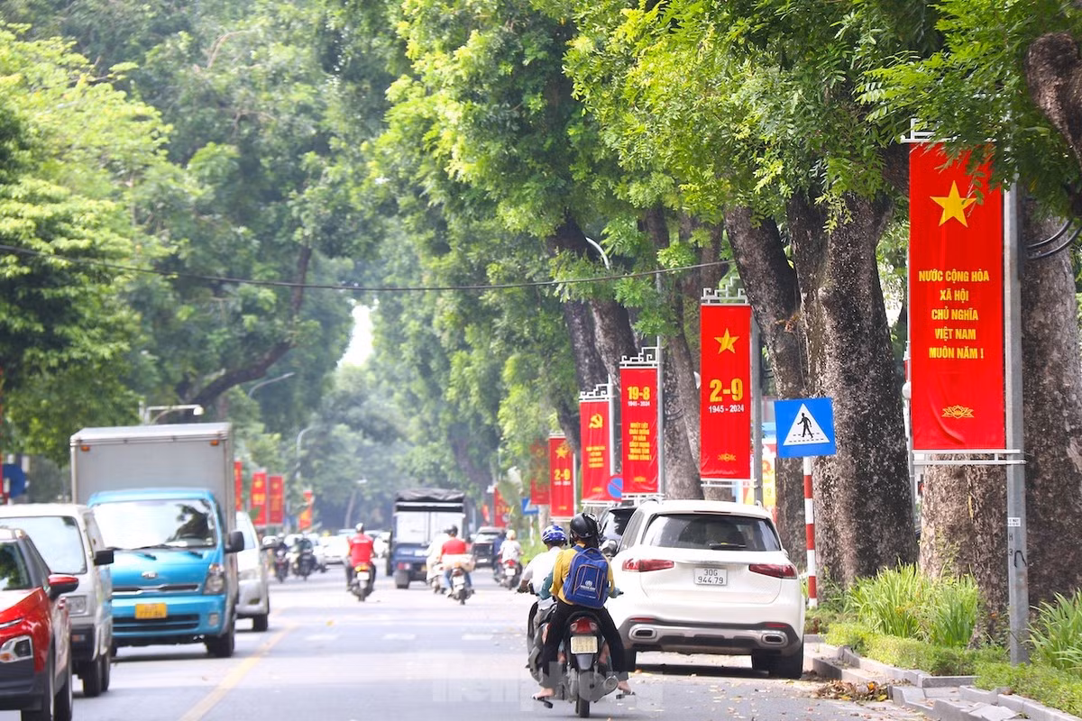 Ở các tuyến phố lớn đã được trang hoàng cờ hoa, pano, áp phích chào mừng Quốc khánh 2-9.