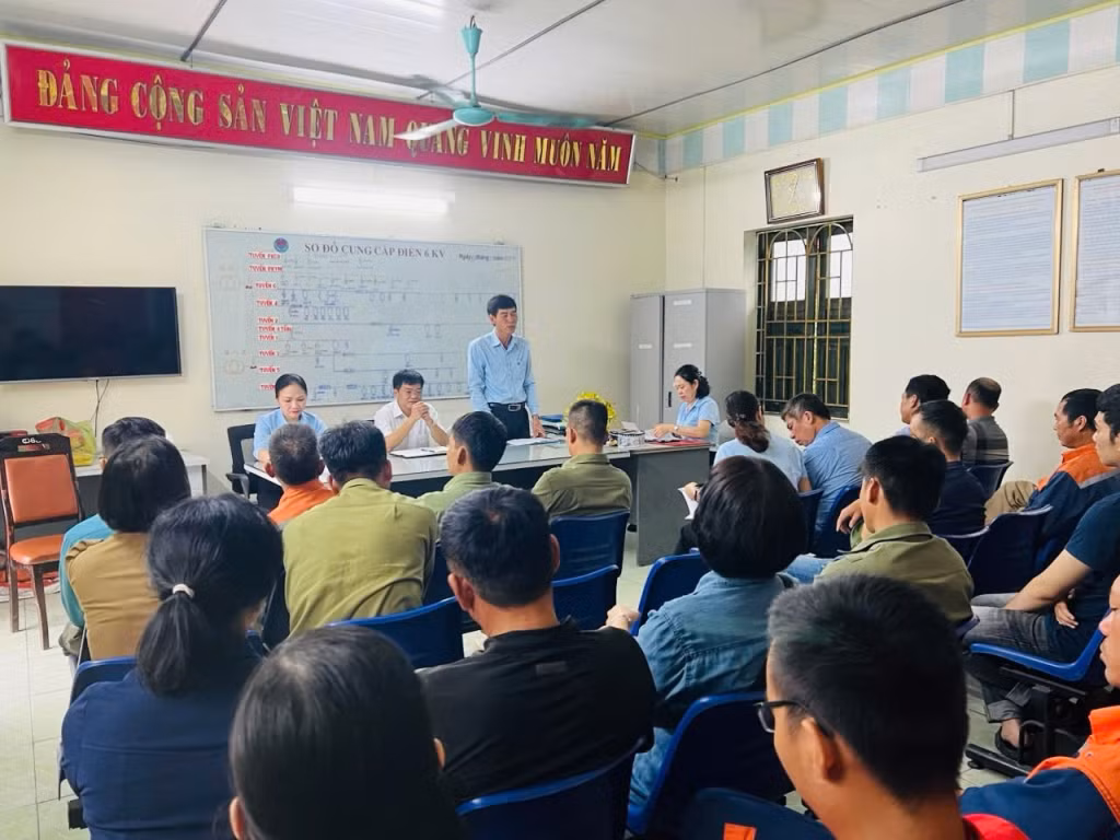 Lãnh đạo Công ty CP Than Cao Sơn thường xuyên đối thoại giải quyết các chế độ cho người lao động và tuyên truyền chủ trương thực hiện tái cơ cấu của công ty.