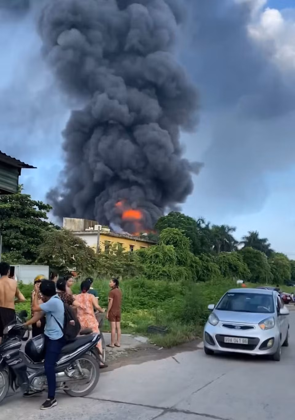 Cột khói bốc cao nghi ngút.