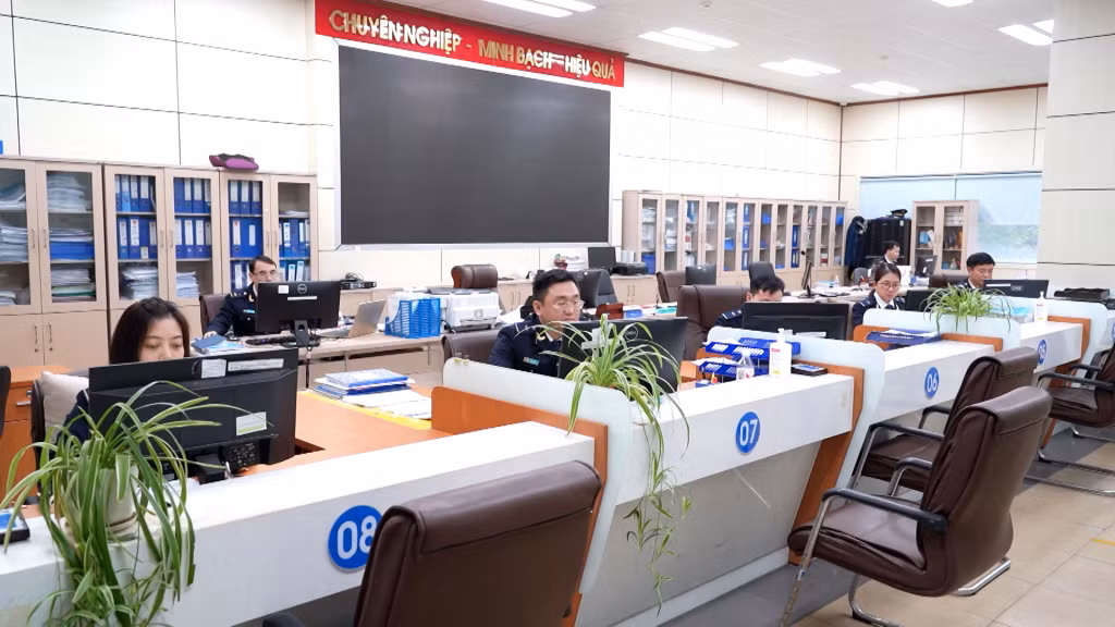 Cán bộ Chi cục Hải Quan cửa khẩu Móng Cái tập trung rà soát các khoản thu hoạt động XNK trên địa bàn TP Móng Cái. Ảnh: Mạnh Trường
