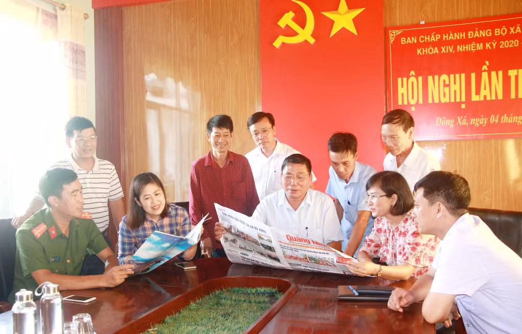 Đồng chí Nguyễn Thành Sang, Bí thư Đảng ủy xã Đông Xá (ngồi giữa) cùng các đồng chí lãnh đạo xã trao đổi, nắm bắt thông tin từ Báo Quảng Ninh. Ảnh: Mạnh Trường